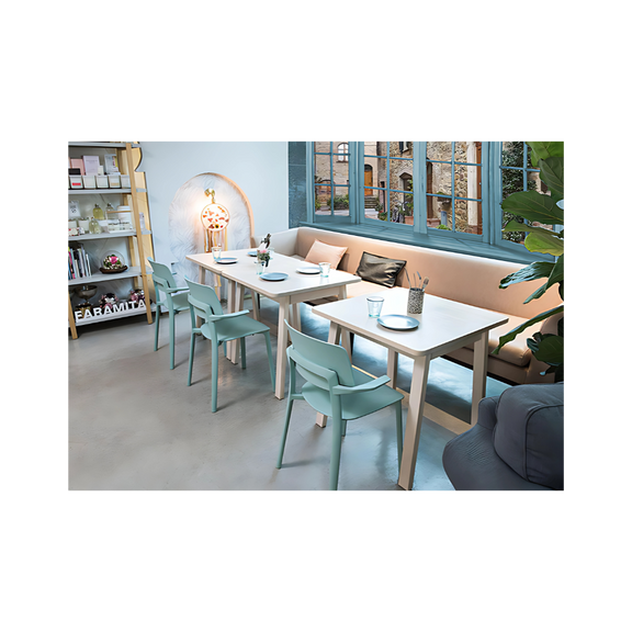 Silla para restaurante KIN Patas asiento y respaldo de una sola pieza en polipropileno de alta resistencia y duración Aura Muebles modelo OHV-136