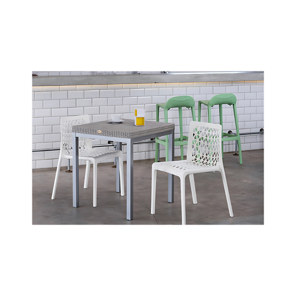 Silla para restaurante con patas asiento y respaldo de una sola pieza en polipropileno de alta resistencia y duración para la intemperie resistente a los rayos ultravioleta (UV) y al ambiente salino Aura Muebles modelo OHV-74