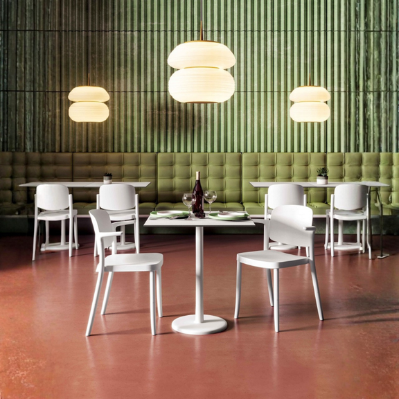 Silla Piazza 2 con brazos apilable de diseño retro
