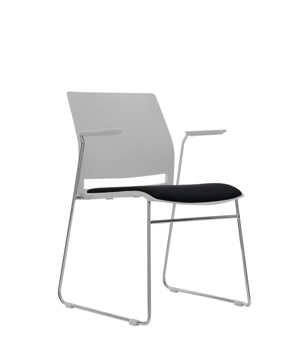 Silla de visita modelo A-620T con estructura cromada y tapiz negro, vista en ángulo 3/4