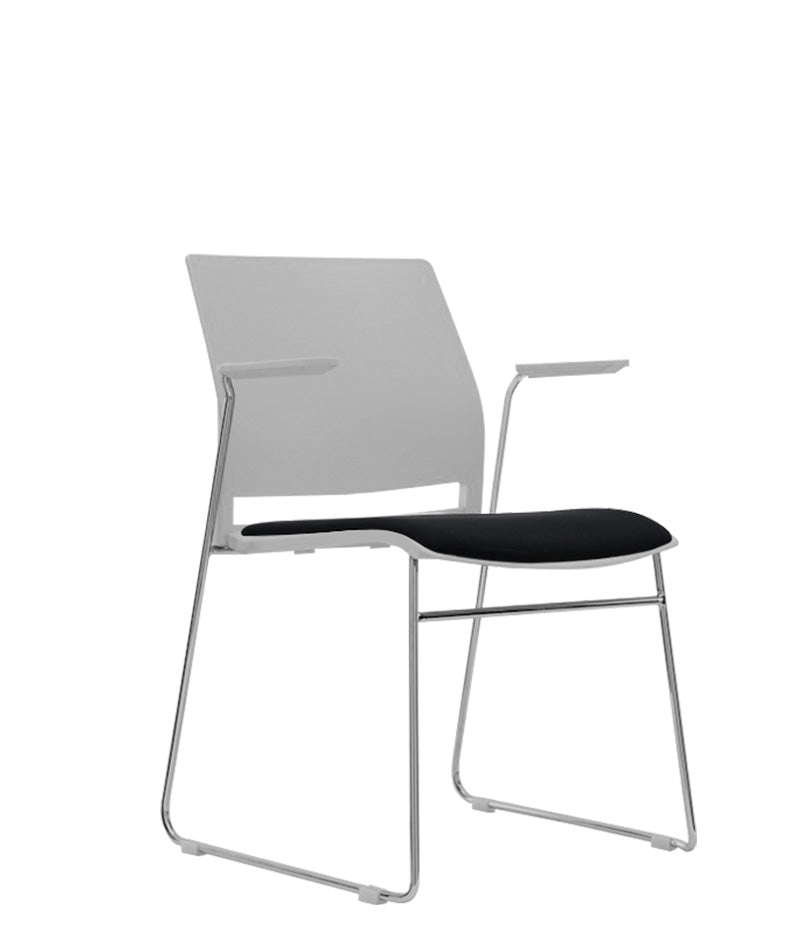 Silla de visita modelo A-620T con estructura cromada y tapiz negro, vista en ángulo 3/4