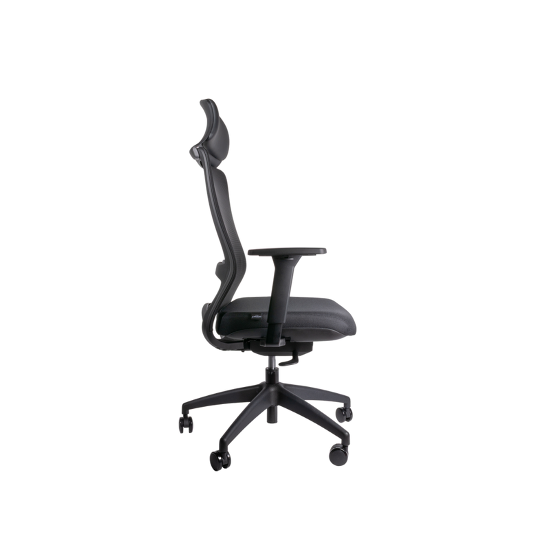 La silla ejecutiva WICKER OHE-140, está diseñada para ofrecer más comodidad y adecuar la postura para mejora su productividad. Conócela en Aura Muebles.