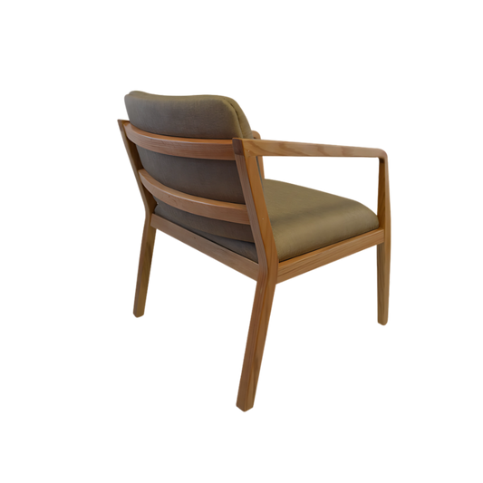 Sillón confortable Base en madera sólida de encino barnizada en color natura, nogal o negro con soporte en respaldo asiento en triplay de 18 mm de espesor respaldo curveado acojinamiento en poliuretano flexible Aura Muebles modelo DAKOTA