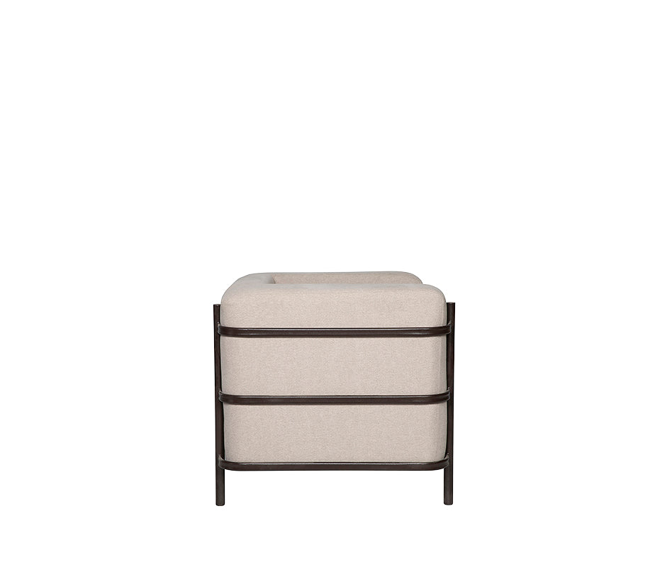 Vista lateral del sillón de visita modelo AREZZO-1P con diseño curvo envolvente.