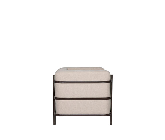 Vista lateral del sillón de visita modelo AREZZO-1P con diseño curvo envolvente.