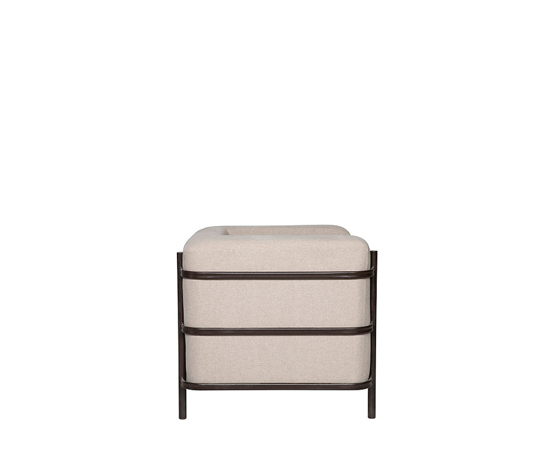 Vista lateral del sillón de visita modelo AREZZO-1P con diseño curvo envolvente.