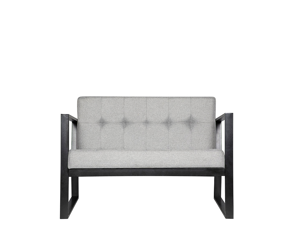 Sillón de visita modelo BERLIN-2P visto en ángulo frontal, tapizado en tono gris claro.