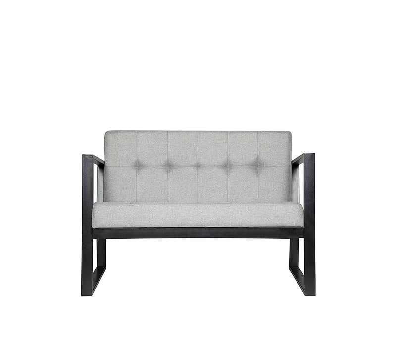 Sillón de visita modelo BERLIN-2P visto en ángulo frontal, tapizado en tono gris claro.