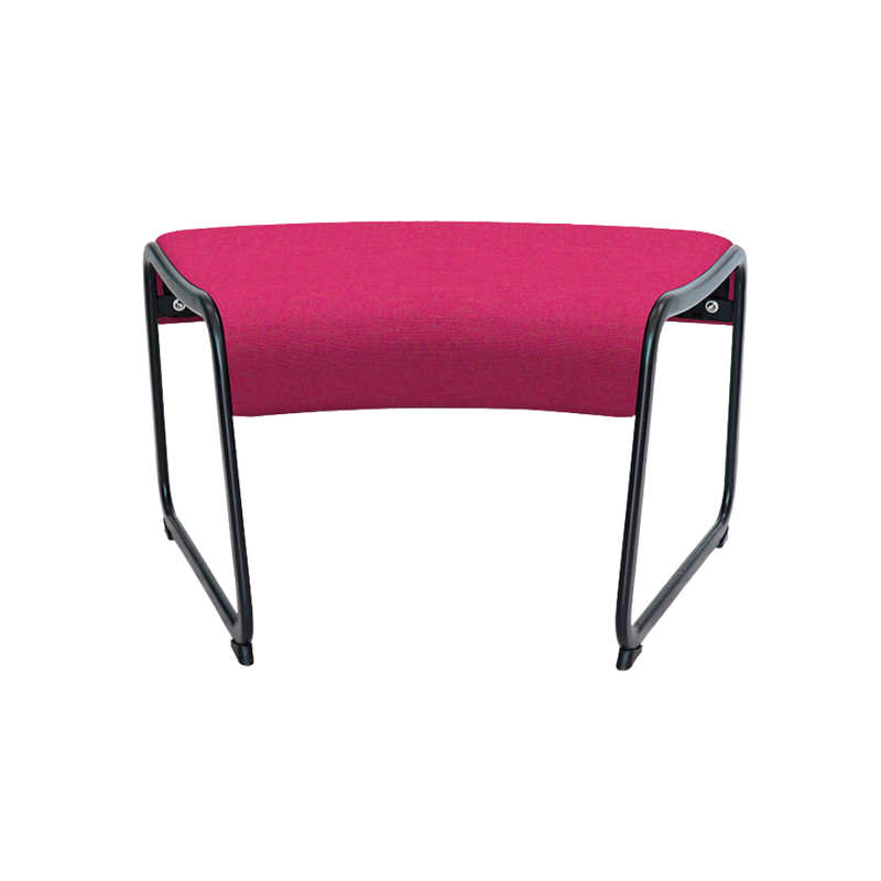 Sillón de visita confortable DIRK Estructura de acero tubular ovalado con acabado de pintura epóxica (electrostática) color negro mate asiento hule espuma laminado flexible y alta resilencia tapiz tela o vinil al color de su elección de nuestro catálogo Aura Muebles modelo OHM-123