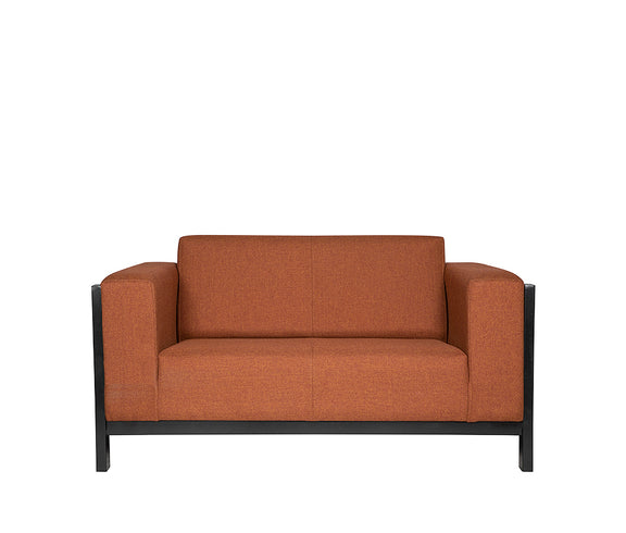 Sillón de visita modelo Copenhaguen-2P en vista de ángulo 3/4, tapizado color terracota