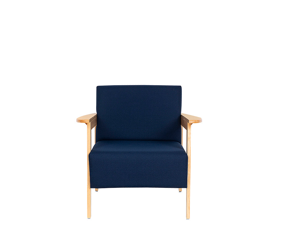Sillón de visita modelo MARRUECOS-1P visto de frente, estructura de madera clara y tapizado azul marino