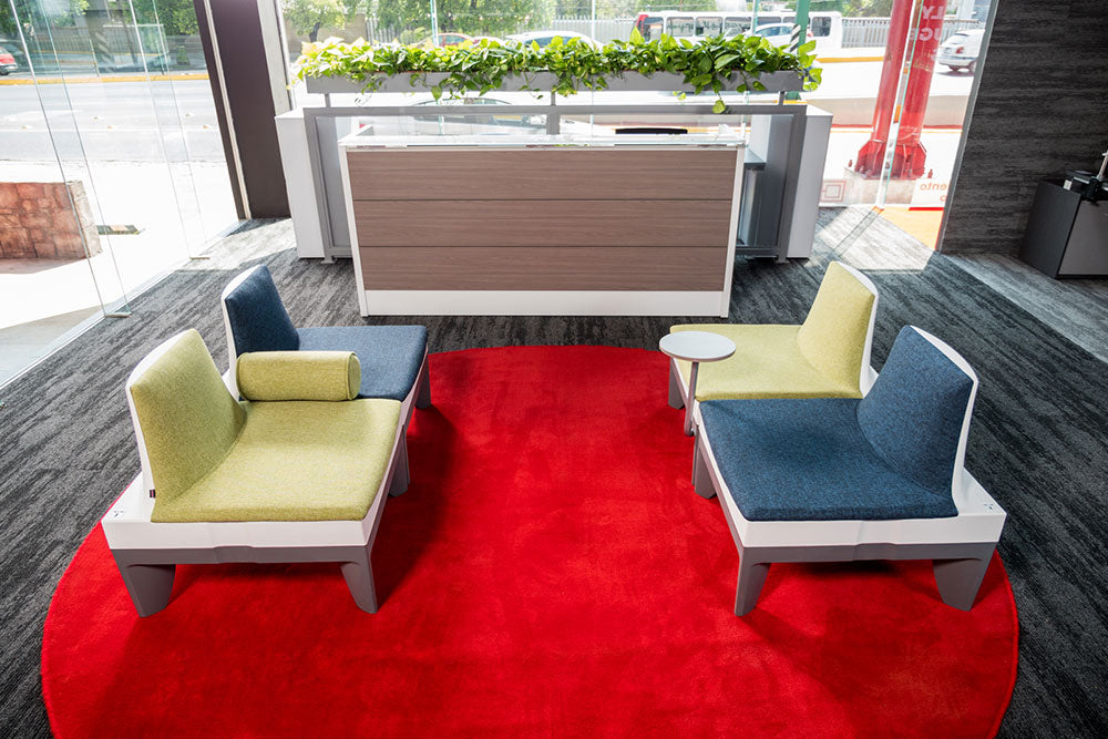 Área de recepción equipada con sillones modulares Sophia en colores contrastantes