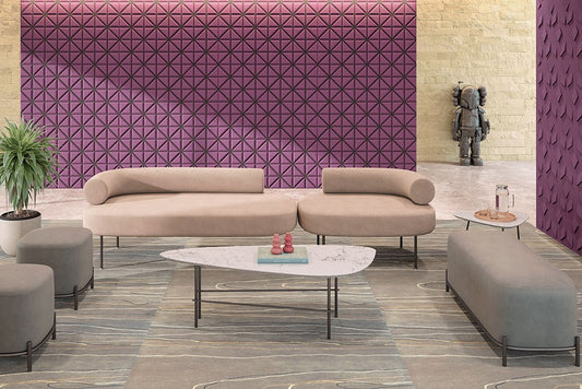 Sala ejecutiva con sillones Wave tapizados, ambientación moderna y elegante con muro decorativo