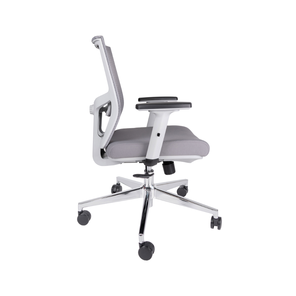 Sillón ejecutivo gris con respaldo de malla ergonómico y base cromada vista lateral
