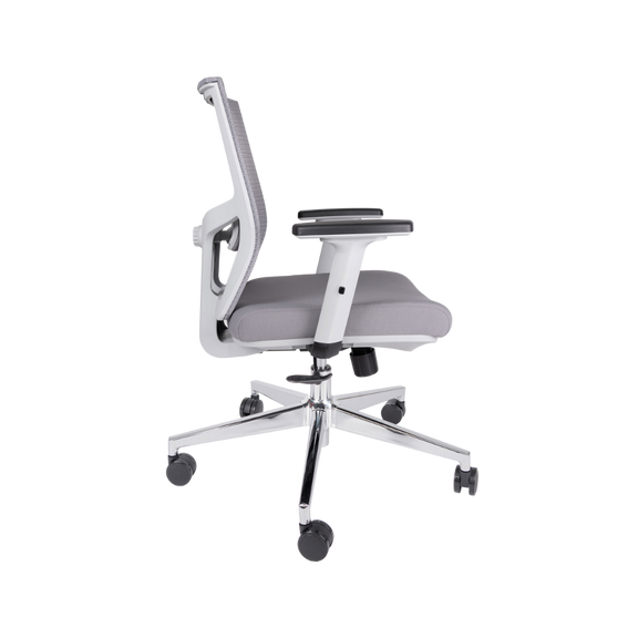 Sillón ejecutivo gris con respaldo de malla ergonómico y base cromada vista lateral