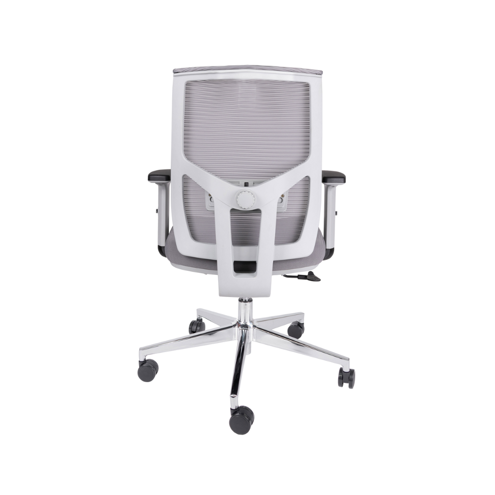Sillón ejecutivo gris con respaldo de malla y soporte lumbar visto desde atrás