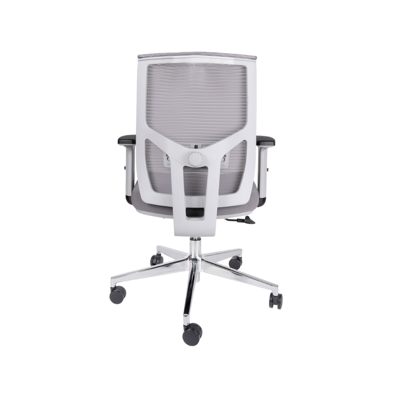 Sillón ejecutivo gris con respaldo de malla y soporte lumbar visto desde atrás