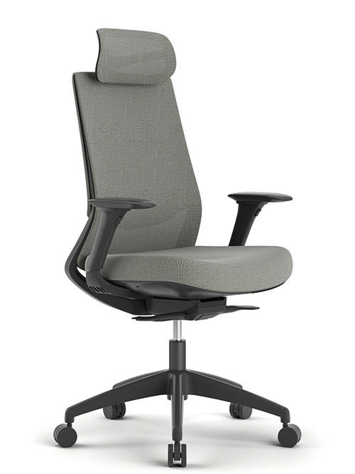 Vista en ángulo del sillón Royal Black respaldo alto. Brazos 4D, cabecera 3D y asiento tapizado.