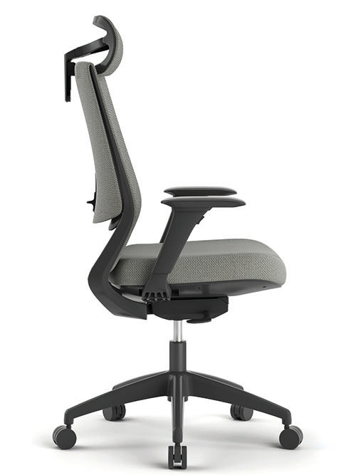 Vista lateral del sillón ejecutivo Royal Black con soporte lumbar, cabecera y estructura negra.