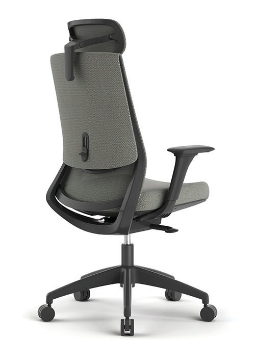 Vista trasera en ángulo del sillón Royal Black. Cabecera regulable y respaldo con tapizado en malla.