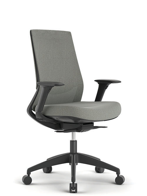 Vista en ángulo del sillón Royal Black respaldo bajo, con estructura moderna negra