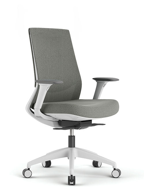 Sillón ejecutivo Royal White respaldo bajo visto en ángulo. Brazos ajustables 4D, base blanca con ruedas y diseño moderno.