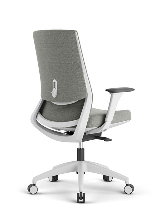 Sillón ejecutivo Royal White visto desde atrás. Respaldo tapizado en malla gris con soporte lumbar ajustable y estructura blanca