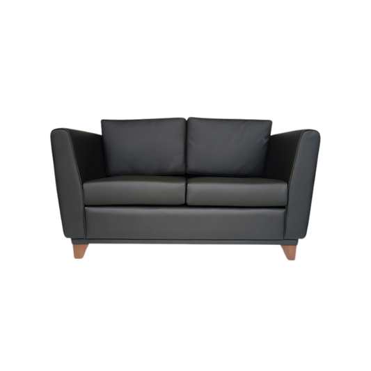 Sofá confortable Armazón de madera de pino sólido de 1″ de espesor patas de madera solida barnizadas en nogal acojinamiento en poliuretano flexible con aislante térmico Aura Muebles modelo ATENAS