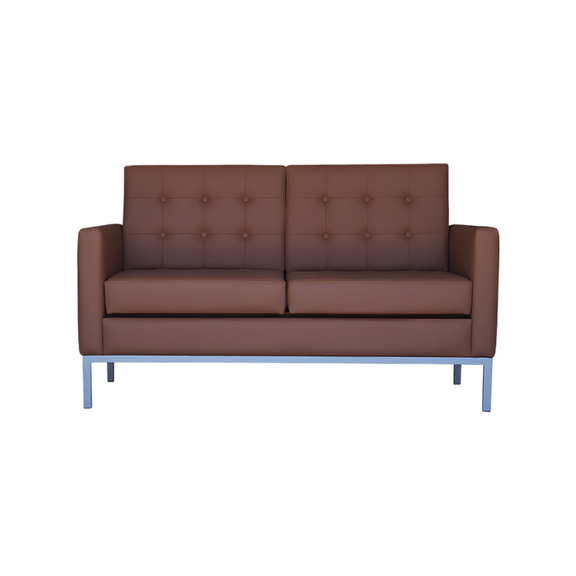 Sofá confortable Armazón de madera de pino sólido de 1″ de espesor diseño capitoneado base metálica pintura gris o negra acojinamiento en poliuretano flexible con aislante térmico medidas amplias Aura Muebles modelo BRAUN II