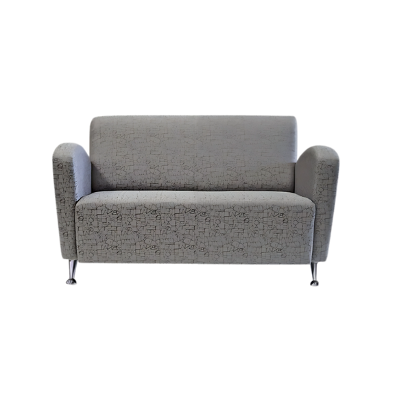 Sofá confortable Armazón de madera de pino sólido de 1″ de espesor patas metálicas cromadas acojinamiento en poliuretano flexible con aislante térmico hecha en tela con opción a LF y PIEL Aura Muebles modelo GALES