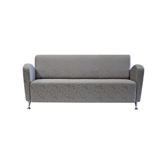 Sofá confortable Armazón de madera de pino sólido de 1″ de espesor patas metálicas cromadas acojinamiento en poliuretano flexible con aislante térmico hecha en tela con opción a LF y PIEL Aura Muebles modelo GALES