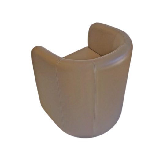 Sofá confortable armazón de madera sólida de 1″ de espesor acojinamiento en poliuretano flexible puente metálico en asiento Aura Muebles modelo POZZETTO
