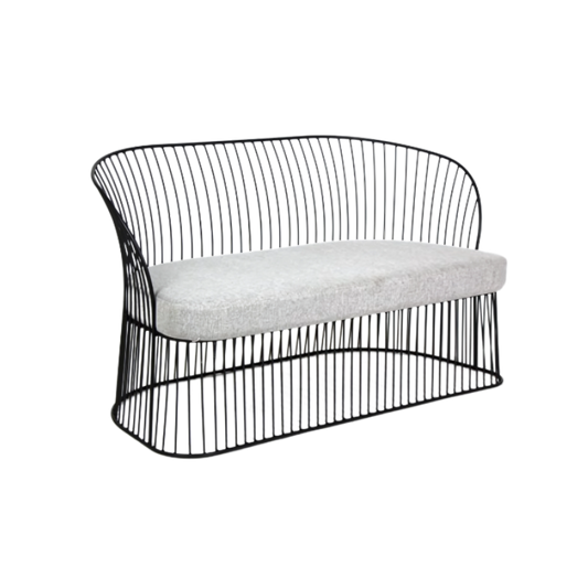 Sofá confortable Con su diseño elegante y moderno este sofá no solo es un elemento decorativo sino también una pieza funcional con asientos cómodos y un soporte óptimo para una relajación máxima Aura Muebles modelo VIENA love seat
